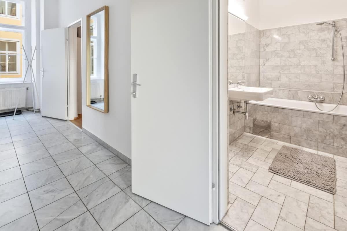 & Quiet 3rd District Walk Sights Apartment Wien